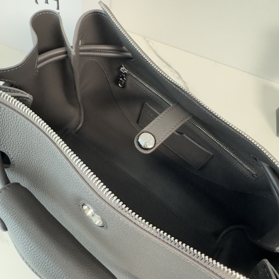 罗家🌟新款🆕中号柔软颗粒牛皮革 Madrid 手袋Madrid 具有柔软的结构感梯形造型，采用角撑设计，