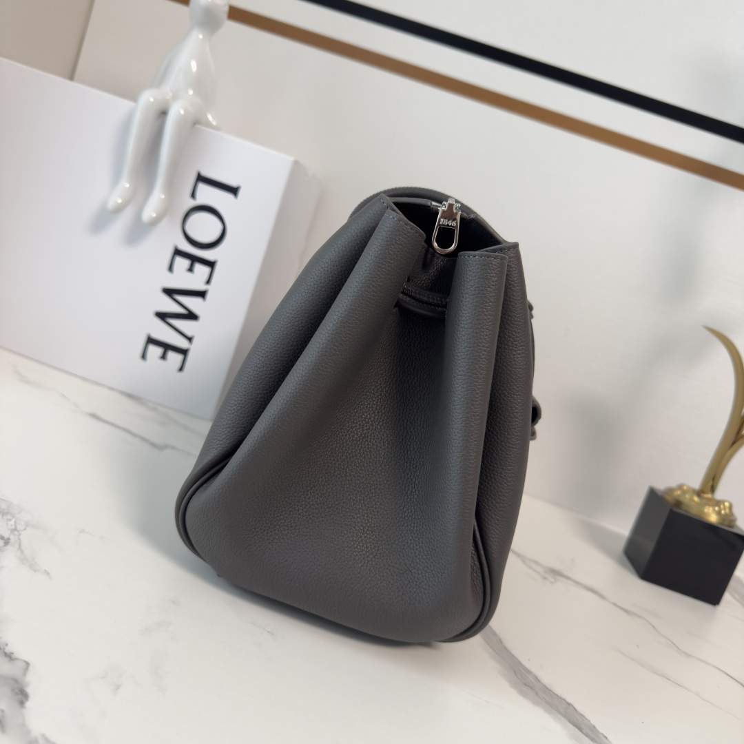 罗家🌟新款🆕中号柔软颗粒牛皮革 Madrid 手袋Madrid 具有柔软的结构感梯形造型，采用角撑设计，