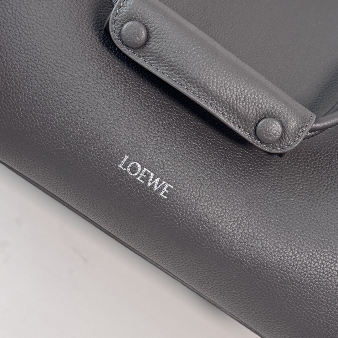 罗家🌟新款🆕中号柔软颗粒牛皮革 Madrid 手袋Madrid 具有柔软的结构感梯形造型，采用角撑设计，