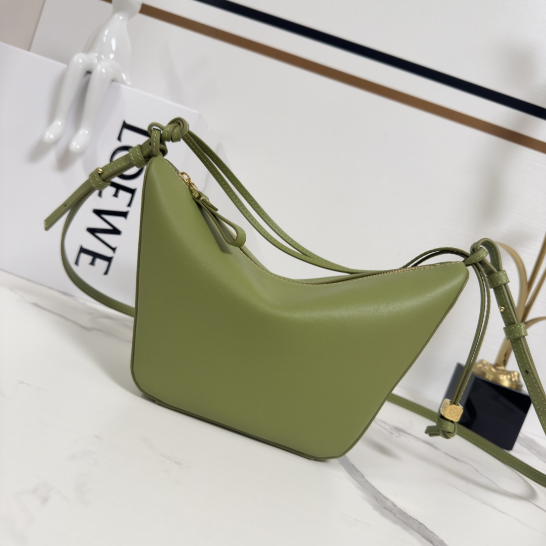 NO:601982,LOw classic cow leather Hammock hobo handbag deconstructs the design of the classic handbag that can easily change its shape, retaining the representative hammock shape, creating a fashionable, versatile and ergonomic hobo handbag. This mini version is made of classic cow leather, with knotted cow leather straps for personalized design. * Can be carried on the shoulder, cross-body or hand-held * Zipper closure * Cow leather zipper puller * Dice charm * Herringbone cotton canvas lining *  size:28*17*9.5CM 型号262315（配全套包装）,新款Hammock  hobo腋下吊床包,cowhide19860909LOw经典牛皮革Hammock hobo手袋 将经典手袋能轻松改变形状的设计进行解构,保留颇具代表性的吊床造型,打造出一款时尚百搭且符合人体工学的hobo手袋.此迷你版本采用经典牛皮革制成,打结牛皮革带子可进行个性化设计.*可肩背、斜背或手提*拉链开合*牛皮革拉链头*骰子挂饰*人字纹棉质帆布衬里* size:28*17*9.5CM 型号262315（配全套包装）,新款Hammock  hobo腋下吊床包,cowhide,Bag