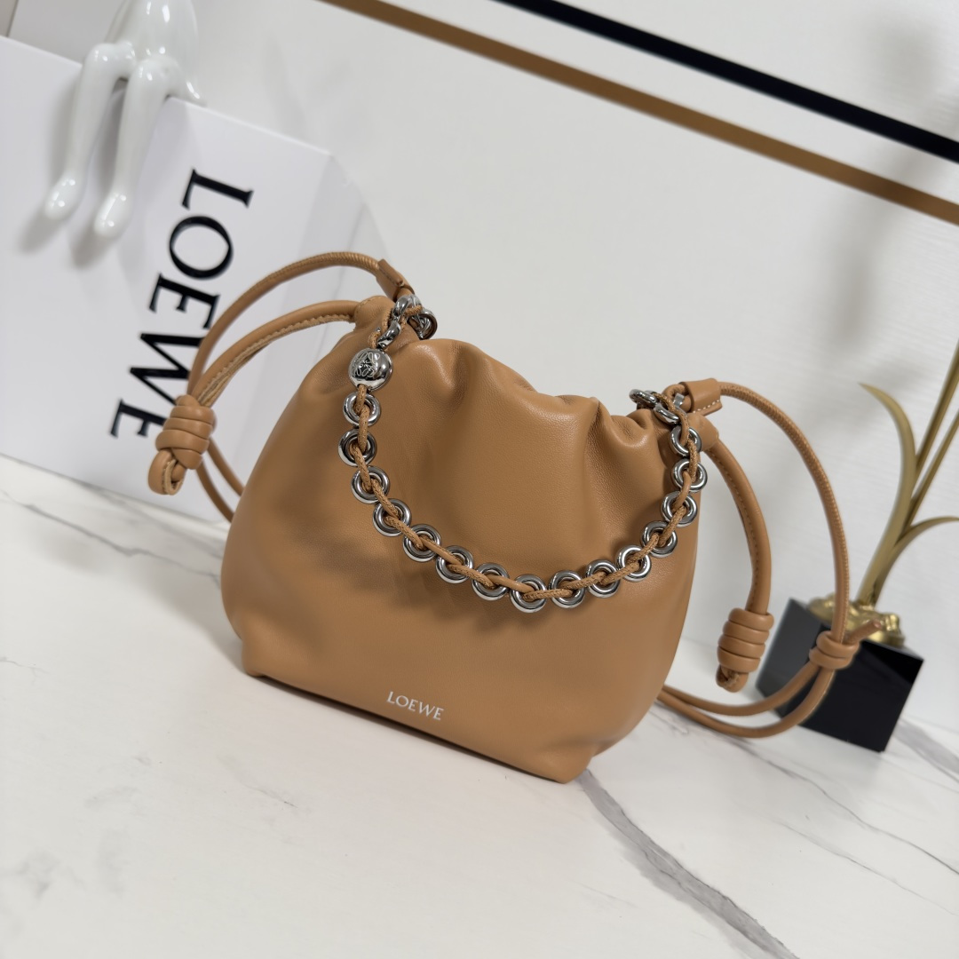 NO:601985,LOw Mini Soft Nappa Lamb Leather Flamenco Purse Lucky Bag features a pleated design and key details such as the signature knot on the side. Fashionable and versatile, it can be carried as a clutch, worn on the shoulder with a donut chain, or worn cross-body with a leather strap. This version is made of soft nappa sheep leather. Can be worn on the shoulder, crossbody or by hand*Removable and adjustable leather shoulder strap*Removable donut chain charm*Anagram Engraved pebble pattern * Low-key magnetic buckle closure * Suede lining hot stamping or silver * (matching metal chain and extended leather shoulder strap) Model 412342 Size23*17*5.5CM (with full package), new style      Metal chain Sheepskin (snake skin) lucky bag, handbag, sheepskin, snakeskin19860909LOw迷你柔软纳帕羊皮革 Flamenco Purse 福袋 采用褶皱设计,侧面搭配标志性绳结等关键细节.款式时尚百搭,可作为手拿包携带,亦可搭配甜甜圈链条肩背,或搭配皮革肩带斜挎.此版本采用柔软纳帕羊皮革制成.可肩背、斜挎或手提*可拆卸可调节皮革肩带*可拆卸甜甜圈链条饰*Anagram 镌刻卵石纹*低调的磁扣开合*绒面革衬里烫金或烫银*(配套金屬鏈條加长皮肩帶） 型号412342 Size23*17*5.5CM（配全套包装）,新款     金屬鏈條 羊皮（蛇皮）福袋,handbag,sheepskin,sna,Bag