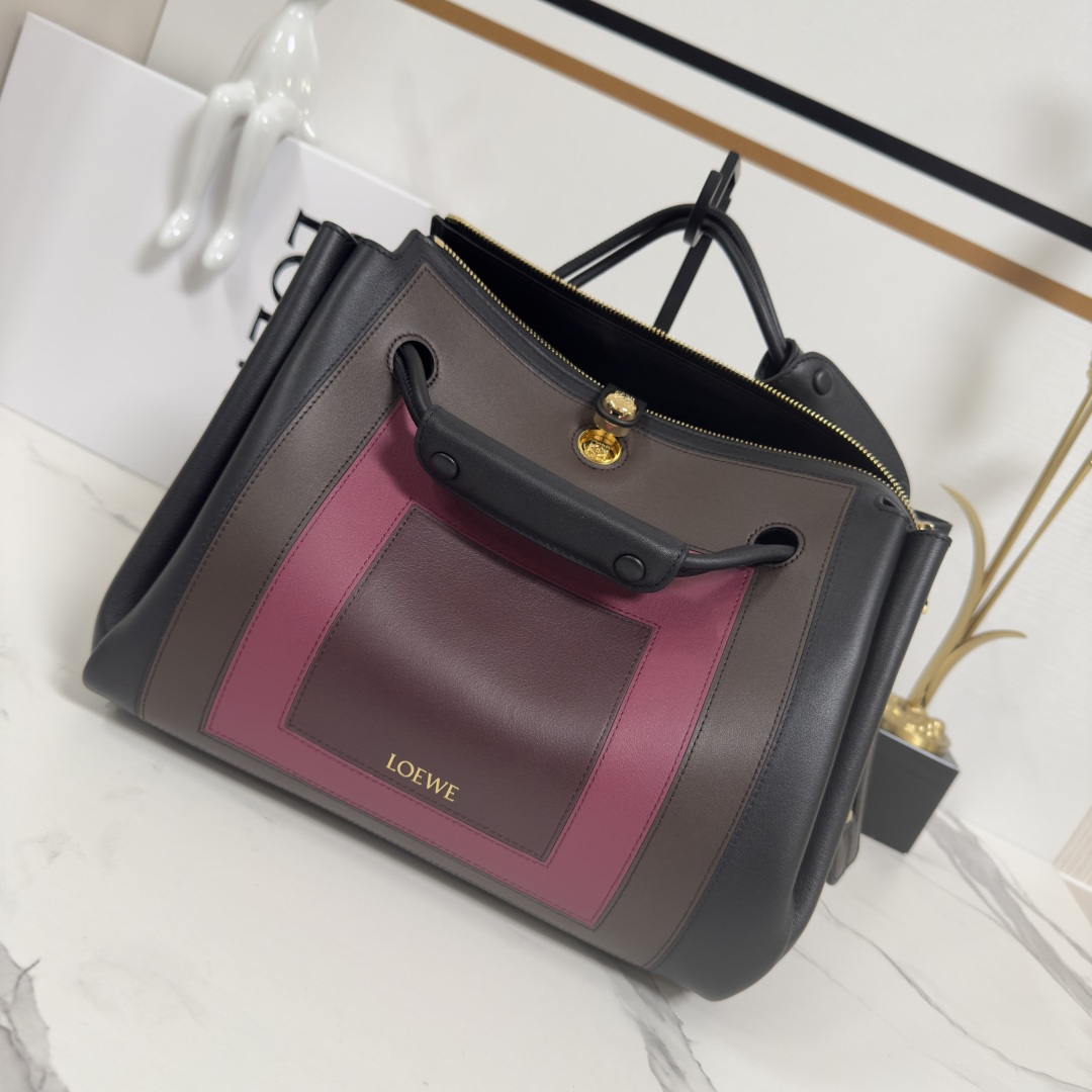 NO:602540,LOw's new medium Madrid bag in soft calfskin. The Madrid bag has a soft structured trapezoidal shape, gusseted design, adjustable handles and Pebble magnetic closure. This medium version is made of soft calfskin. The square intarsia pattern is inspired by Josef Albers' Homage to the Square collection. This bag is LOE**WE×Josef and Anni  Albers series works. Shoulder or hand carry * Cross body * or hand carry * Detachable and adjustable shoulder strap * With leather extension strap. Anagram Pebble magnetic buckle closure * One zipper inner pocket * One card pocket on the side * Anagram Pebble metal feet. Nappa sheep leather lining * LOE * WE hot stamping or hot silver size: 28.5*11*23cm Model 062451  F,Loewe,loewe,loewe,cowhide,sheepskin19860909LOw新款中号柔软牛皮革 Madrid 手袋 Madrid 具有柔软的结构感梯形造型,采用角撑设计,搭配可调节提手和 Pebble 磁扣.此中号版本采用柔软牛皮革制成.方形嵌花图案的灵感源自Josef Albers的Homage to the Square系列.这款手袋为LOE**WE×Josef and Anni Albers系列作品.肩背或手提*斜挎*或手提*拆卸调节肩带*搭配皮革延长带.Anagram Pebble磁扣开合*一个拉链内袋*一个那边卡袋*Anagram Pebble金属脚钉.纳帕羊皮革衬里*LOE*WE烫金或烫银 size:28.5*11*23cm 型号062451 F,罗意威,loewe,loewe,cowhide,sheepskin,Bag