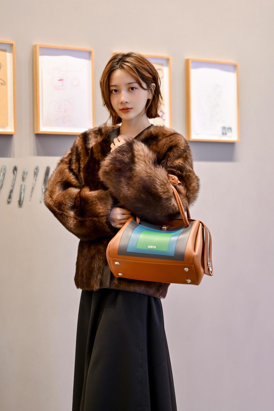 NO:601991,Collaborating with Josef Albers to create the L family's color aesthetics. The Madrid handbag is a joint collaboration with Josef Albers. The unique color combination makes the entire outfit stand out!  ,Madrid handbags,louis vuitton19860909与Josef Albers共创L家 色彩美学 手袋Madrid 是与Josef Albers的联名合作款 独特的色彩搭配让整个穿搭眼前一亮！,Madrid 手袋,louis vuitton,Bag