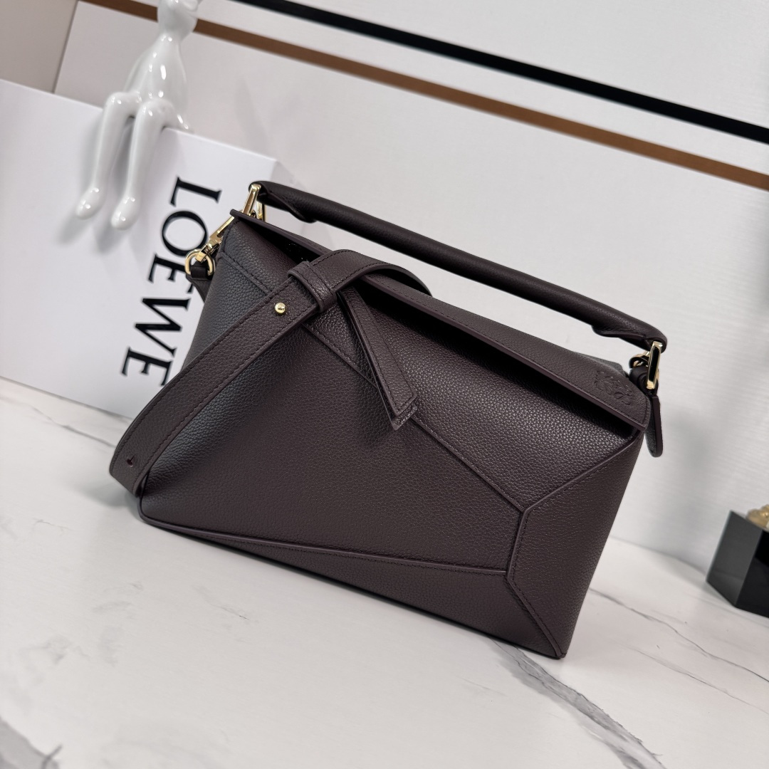 NO:601984,Lw New Version Small Puzzle Edge Handbag in Soft Grained Calf Leather Debut handbag from home* Cuboid shape and precise cutting techniques create the Puzzle  Distinctive geometric lines* This small version is made from soft grained calfskin leather with overlapping edges. The small Puzzle can hold, for example, a large wallet, all sizes of mobile phones and sunglasses, and can be worn over the shoulder or crossbody* Carry by hand or top handle* Adjustable and removable shoulder strap* One interior slip pocket and one exterior rear zipped pocket*Zip closure with cowhide zipper pull*Herringbone cotton canvas lining Anagram embossed  size:24*10.5*16CM model 062324 (with full set of packaging), new Puzzle Edge (small size), wallets, cowhide19860909Lw新版本 小号柔软粒面牛皮革Puzzle Edge手袋 家推出的首次亮相手提包*长方体形状和精确的切割技术创造了 Puzzle 独特的几何线条*此小号版本采用柔软粒面牛皮革制成,饰有重叠边缘.小号Puzzle可以容纳例如一只大号钱包,所有尺寸的手机和太阳镜,肩背或斜挎*手拿或顶部提手携带*肩带可调节,可拆卸*一个内部插袋和一个外部后方拉链口袋*拉链开合带牛皮革拉链头*人字纹棉质帆布衬里Anagram 压纹 size:24*10.5*16CM 型号062324（配全套包装）,新款Puzzle Edge（小号）,wallets,cowhide,Bag