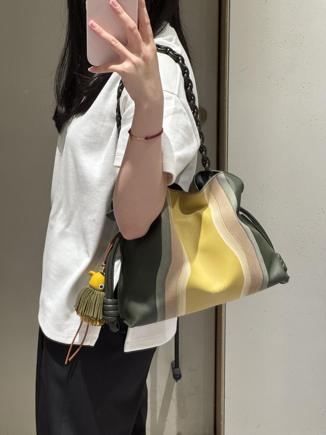 NO:601996,L's new bag | Put the scenery into the folds. Loewe knows how to play with color and design this time, turning the Flamenco lucky bag bag into an 'atmosphere artifact' in your outfit. When you carry it out on the street, you feel like you can go to the fashion week at any time. The fashionable catcher persona is firmly established~, Flamenco lucky bag (medium size), loewe, louis vuitton19860909L家 新包 | 把风景揉进褶皱里 罗意威这次是懂玩色彩和设计的,把Flamenco 福袋包变成穿搭里的「氛围神器」,背它出街,感觉自己随时能去时装周走一遭,时尚捕手人设稳稳立住～,Flamenco福袋（中号）,loewe,louis vuitton,Bag