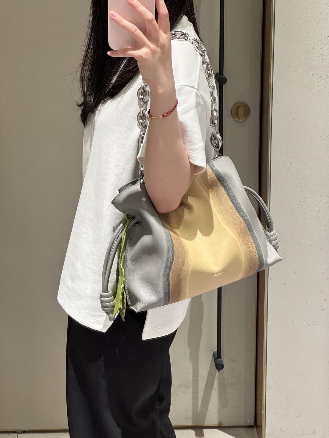 NO:602541,Who knows the beauty of this limited-edition lucky bag from the L family? The gray tone is really high-end. The overall tone of the bag is light gray. It’s so gentle and fashionable, Loewe, loewe, louis vuitton.19860909谁懂L家 这只限定款福袋的美 灰色调真的高级到飞起 包包整体色调偏浅浅的灰色 好温柔好时髦的,罗意威,loewe,louis vuitton,Bag
