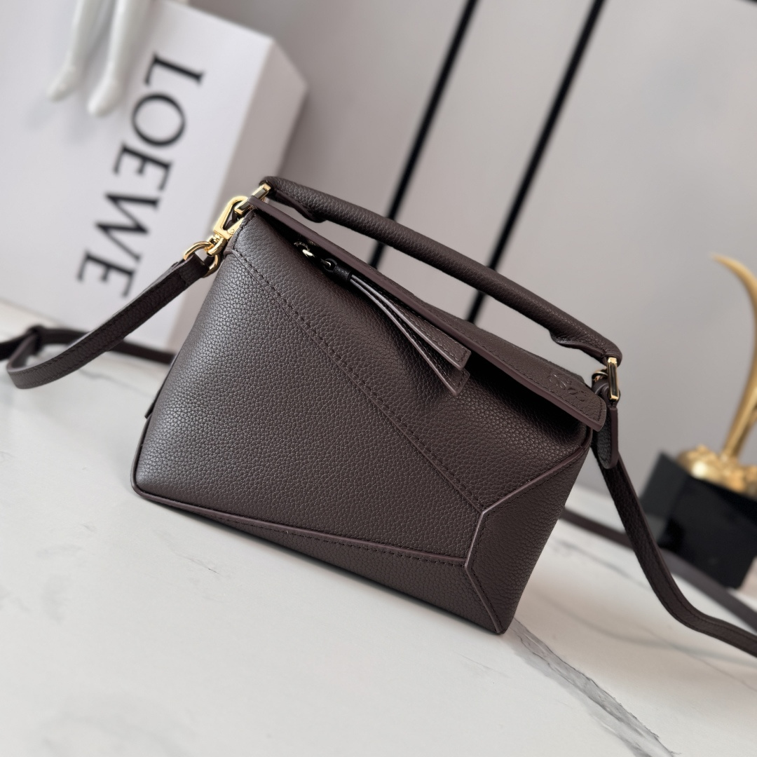 NO:601989,Lw New Version Soft Grained Cow Leather Puzzle Edge Handbag The debut handbag launched by the house* Cuboid shape and precise cutting technology create the Puzzle  Distinctive geometric lines* This mini version is crafted from soft grained calf leather with overlapping edges. The mini Puzzle can hold, for example, a small vertical wallet, most cell phone sizes (up to 6.1 inches) and sunglasses, and can be worn over the shoulder or cross-body* Carry by hand or top handle* Adjustable and removable shoulder strap* One interior slip pocket and one exterior rear zip pocket*Zip closure with cowhide zipper pull*Herringbone cotton canvas lining Anagram embossed  size:18*12.5*8CM model 062312 (with full set of packaging, new Puzzle Edge (mini), wallets, cowhide19860909Lw新版本 柔软粒面牛皮革Puzzle Edge手袋 家推出的首次亮相手提包*长方体形状和精确的切割技术创造了 Puzzle 独特的几何线条*这个迷你版本采用柔软粒面牛皮革制成,饰有重叠边缘.迷你Puzzle可以容纳例如一只小号垂直钱包,大多数尺寸的手机（最大6.1寸）和太阳镜,肩背或斜挎*手拿或顶部提手携带*肩带可调节,可拆卸*一个内部插袋和一个外部后方拉链口袋*拉链开合带牛皮革拉链头*人字纹棉质帆布衬里Anagram 压纹 size:18*12.5*8CＭ 型号062312（配全套包装,新款Puzzle Edge（迷你）,wallets,cowhide,Bag