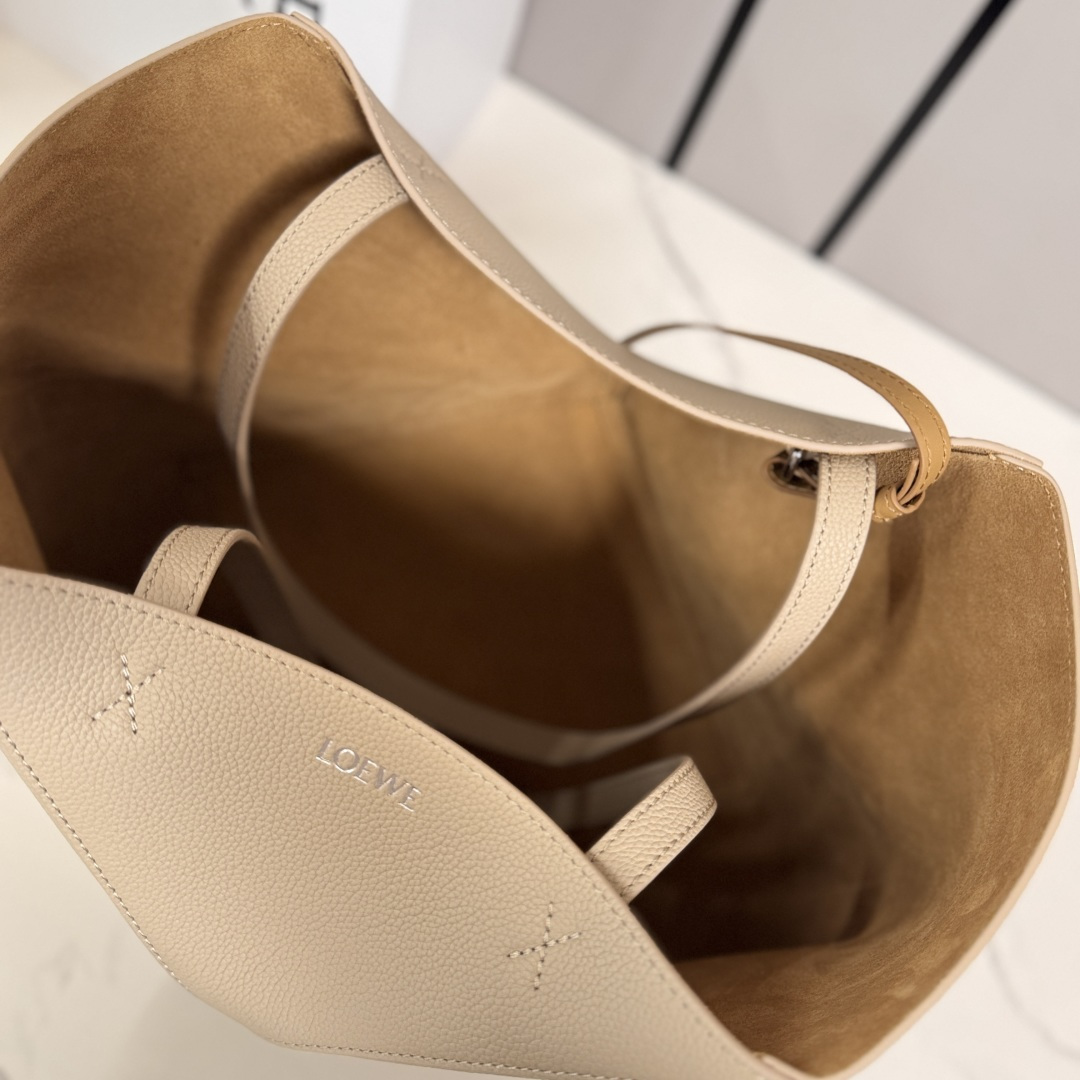 L⊚℮w℮新款🆕中号柔软粒面 牛皮革横版 Puzzle Fold 手袋 采用轻盈的几何结构设计 ，能够完