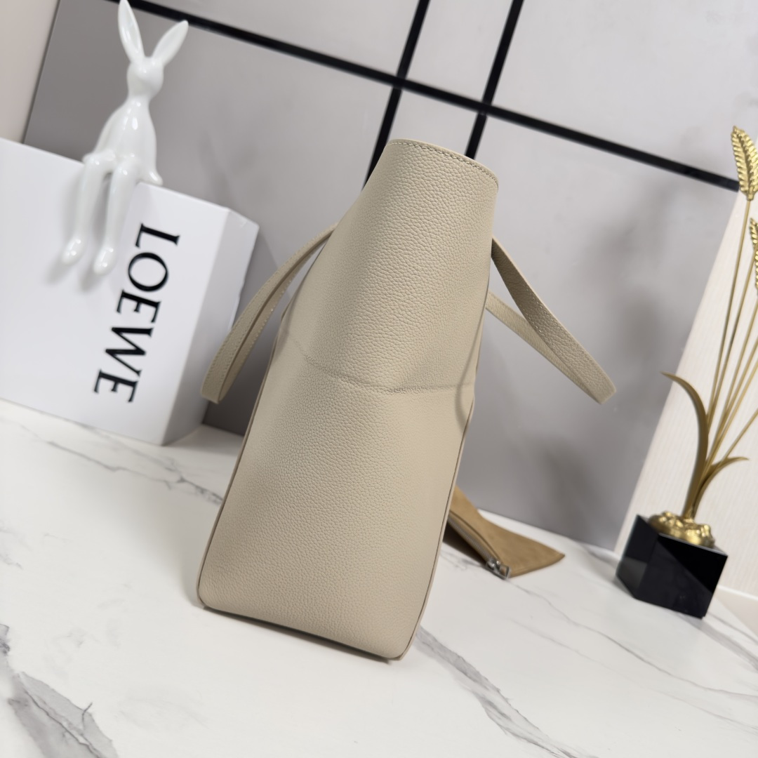 L⊚℮w℮新款🆕中号柔软粒面 牛皮革横版 Puzzle Fold 手袋 采用轻盈的几何结构设计 ，能够完