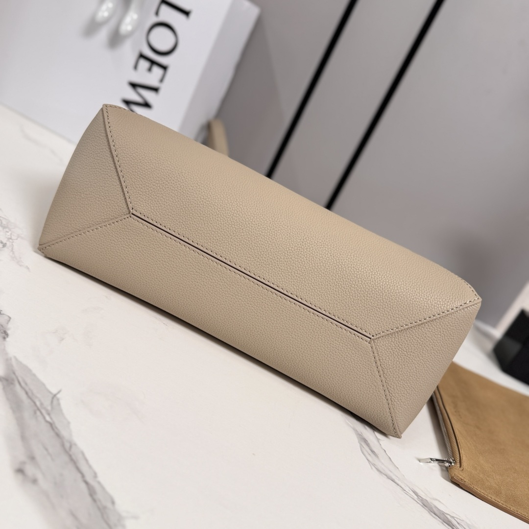 L⊚℮w℮新款🆕中号柔软粒面 牛皮革横版 Puzzle Fold 手袋 采用轻盈的几何结构设计 ，能够完