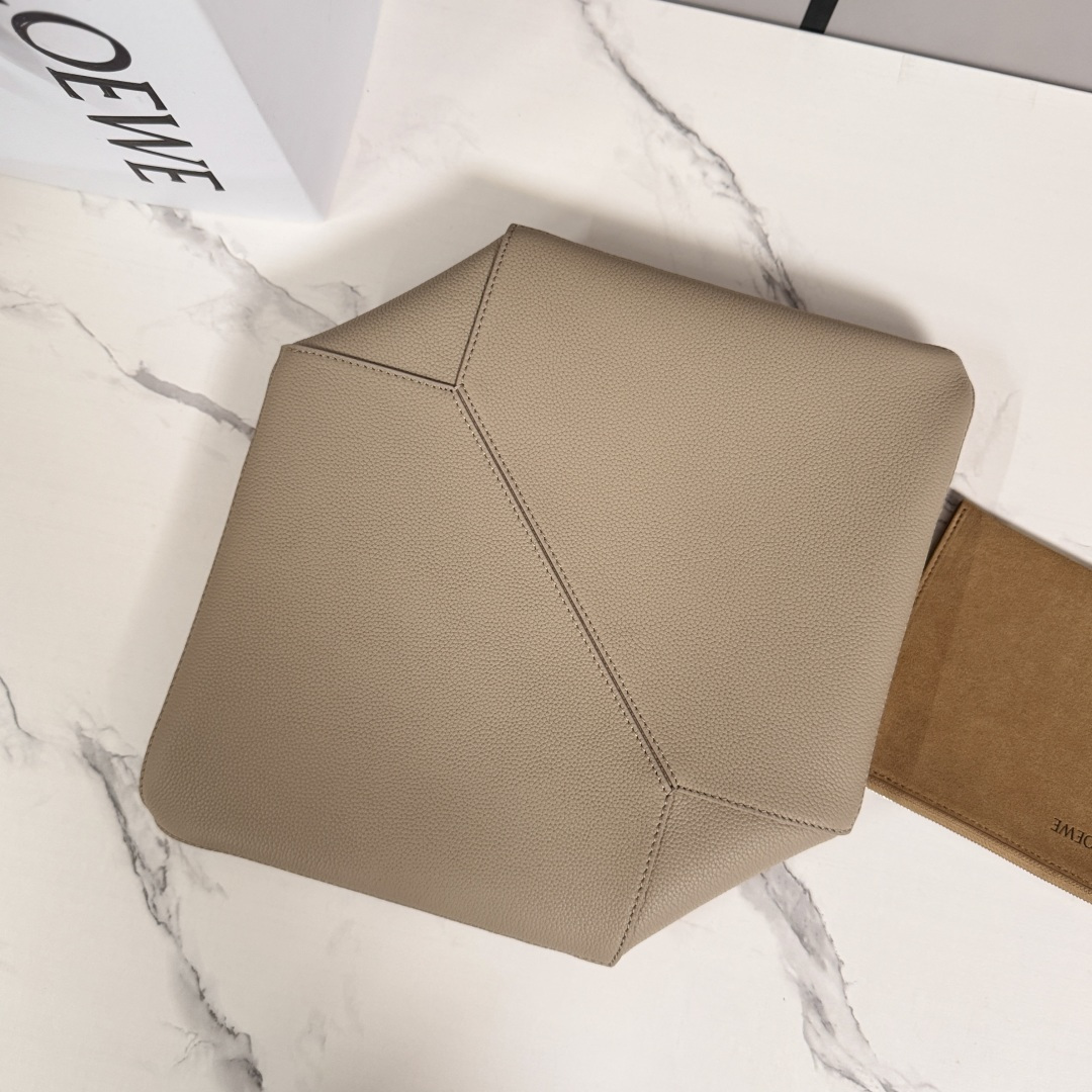 L⊚℮w℮新款🆕中号柔软粒面 牛皮革横版 Puzzle Fold 手袋 采用轻盈的几何结构设计 ，能够完