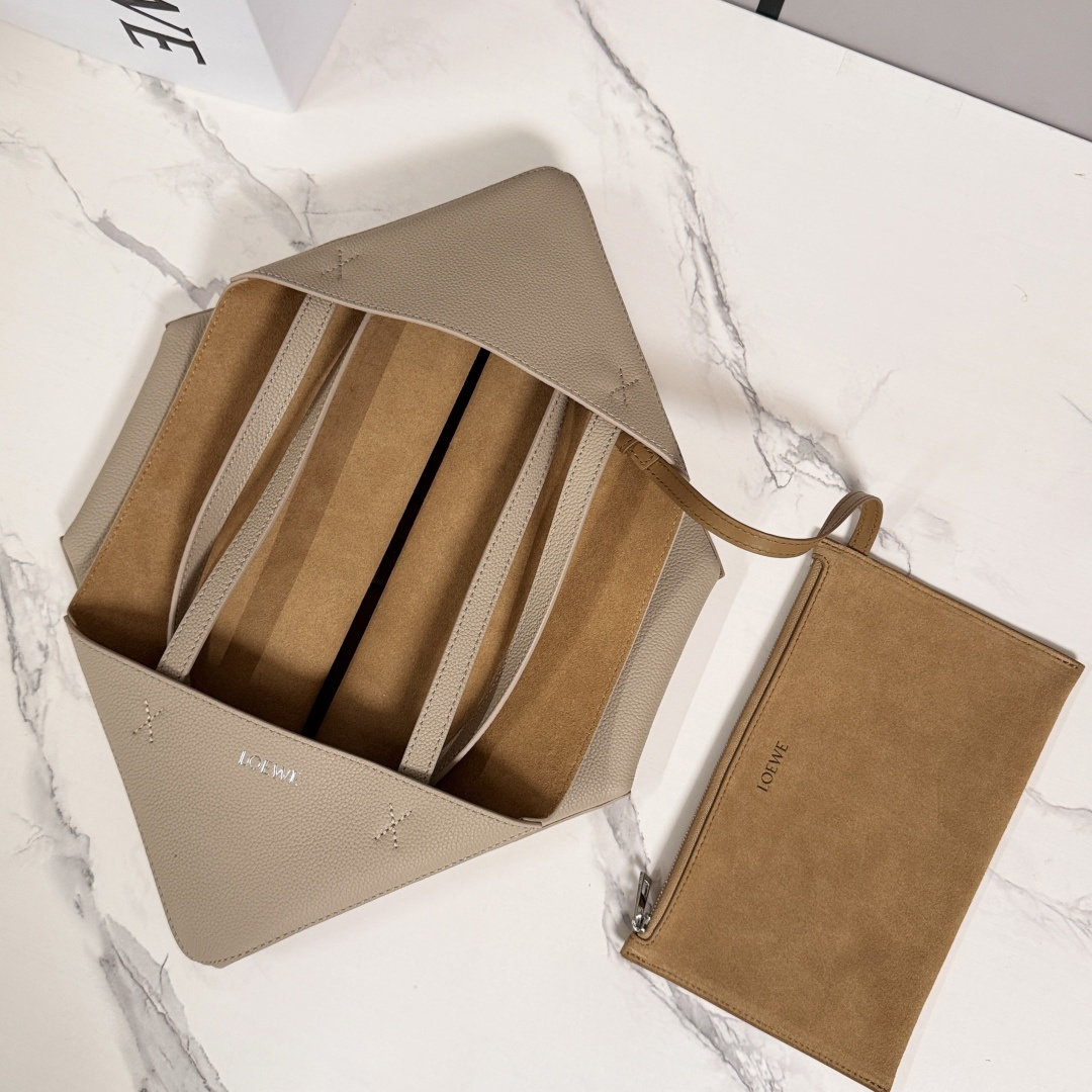 L⊚℮w℮新款🆕中号柔软粒面 牛皮革横版 Puzzle Fold 手袋 采用轻盈的几何结构设计 ，能够完