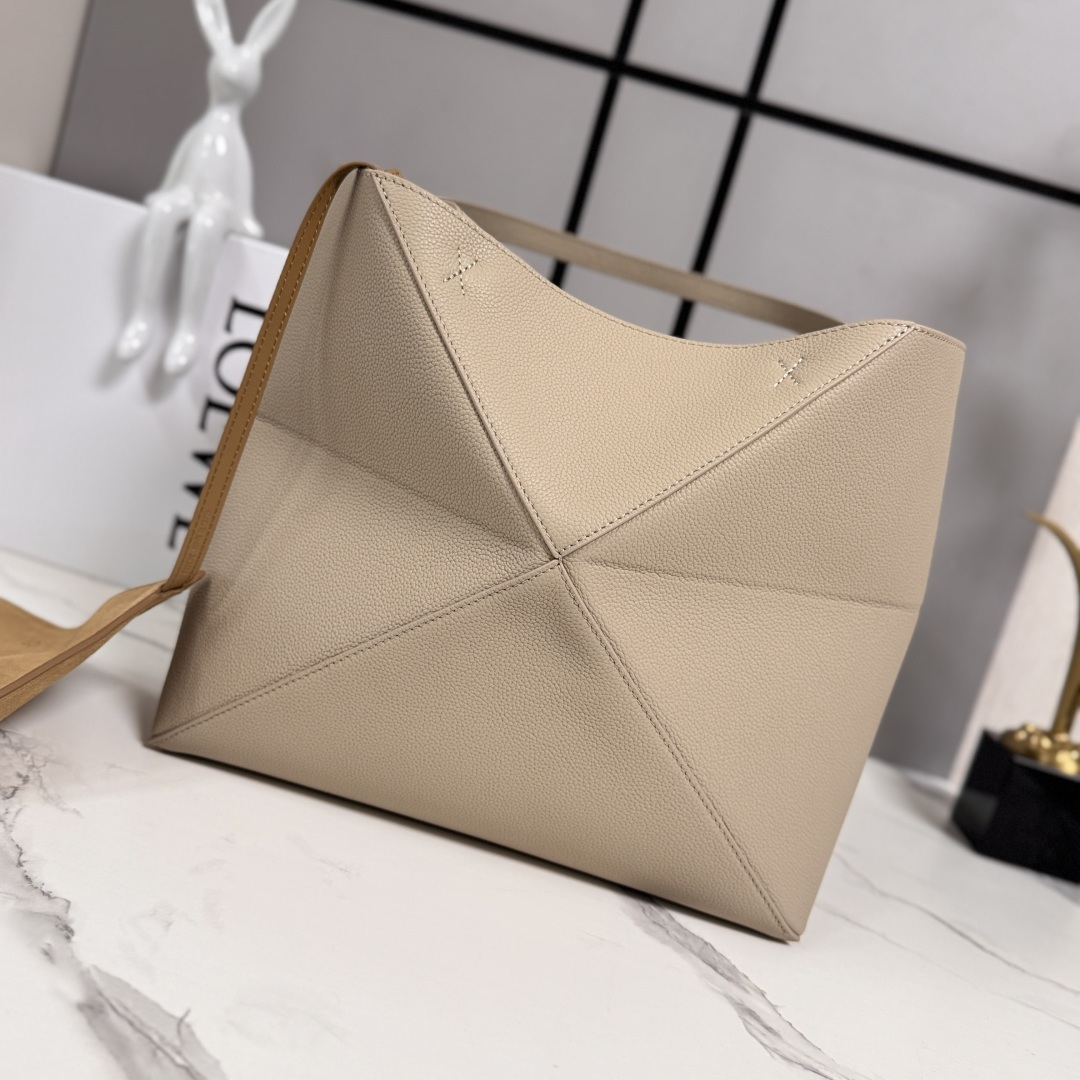 L⊚℮w℮新款🆕中号柔软粒面 牛皮革横版 Puzzle Fold 手袋 采用轻盈的几何结构设计 ，能够完