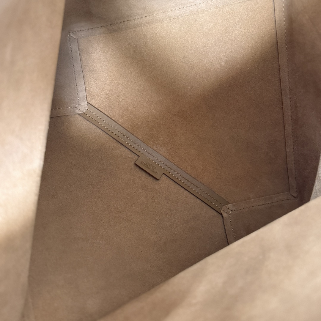 L⊚℮w℮新款🆕中号柔软粒面 牛皮革横版 Puzzle Fold 手袋 采用轻盈的几何结构设计 ，能够完