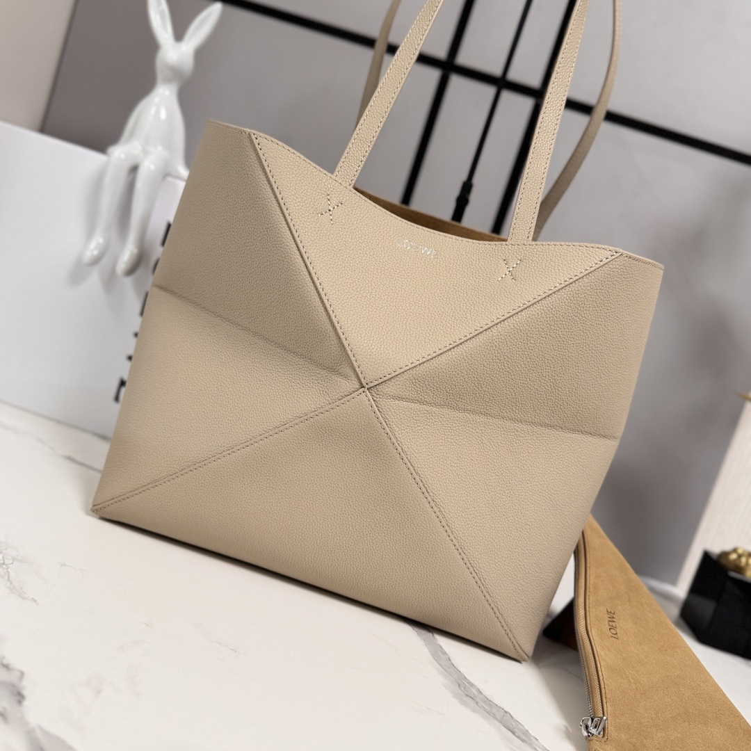 NO:601997,Lw's new medium-sized soft grained cowhide horizontal Puzzle Fold handbag adopts a lightweight geometric structure design and can be folded completely flat, making it a good travel companion. This medium-sized version is made of the newly launched soft grained cowhide. It can be carried on the shoulder or in the hand * suede lining Lw hot stamping. size: 31.5*12.5*29CM Model 052555, folding bag Puzzle Fold Tote, cowhide19860909Lw新款中号柔软粒面 牛皮革横版 Puzzle Fold 手袋 采用轻盈的几何结构设计 ,能够完全扁平折叠 是旅行良伴.此中号版本采用全新推出的柔软粒面牛皮革制成 肩背或手提*绒面革衬里Lw烫金. size:31.5*12.5*29CＭ 型号052555,折叠包Puzzle Fold Tote,cowhide,Bag