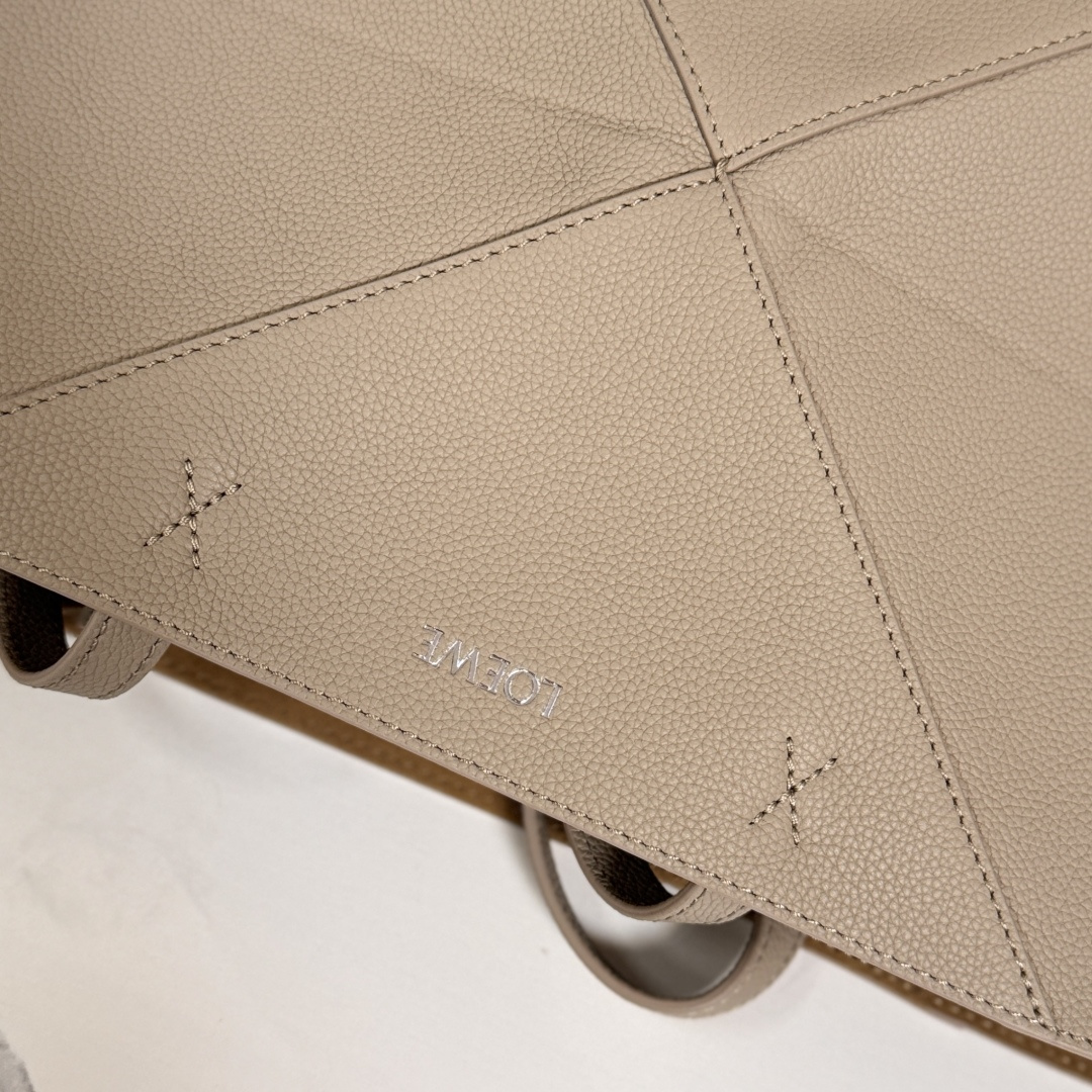 L⊚℮w℮新款🆕中号柔软粒面 牛皮革横版 Puzzle Fold 手袋 采用轻盈的几何结构设计 ，能够完