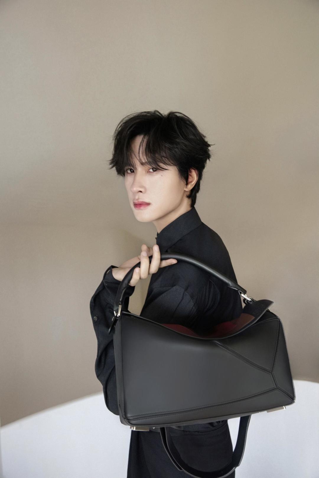 NO:602000,Zhanxuan19860909展轩 X 罗家新款 一组L家的宣传大片,全套的造型出镜演绎uzzle手袋～,新尺寸    新款puzzle（33CM）,loewe,louis vuit,Bag