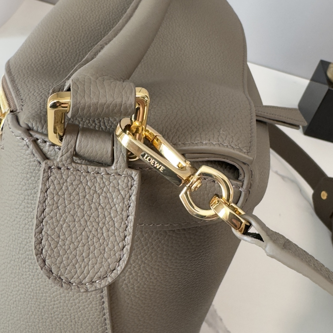 L⊚℮w℮🌟 🔥中号粒面牛皮革Puzzle 手袋🌟🆕新色LOEWE推出的首次亮相手提包*长方体形状和精确