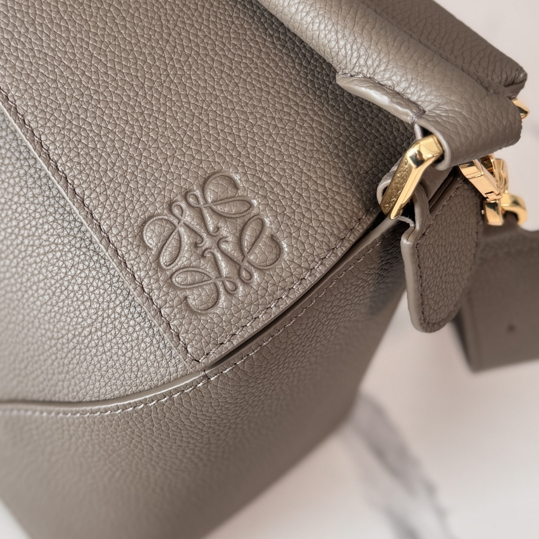 L⊚℮w℮🌟 🔥中号粒面牛皮革Puzzle 手袋🌟🆕新色LOEWE推出的首次亮相手提包*长方体形状和精确