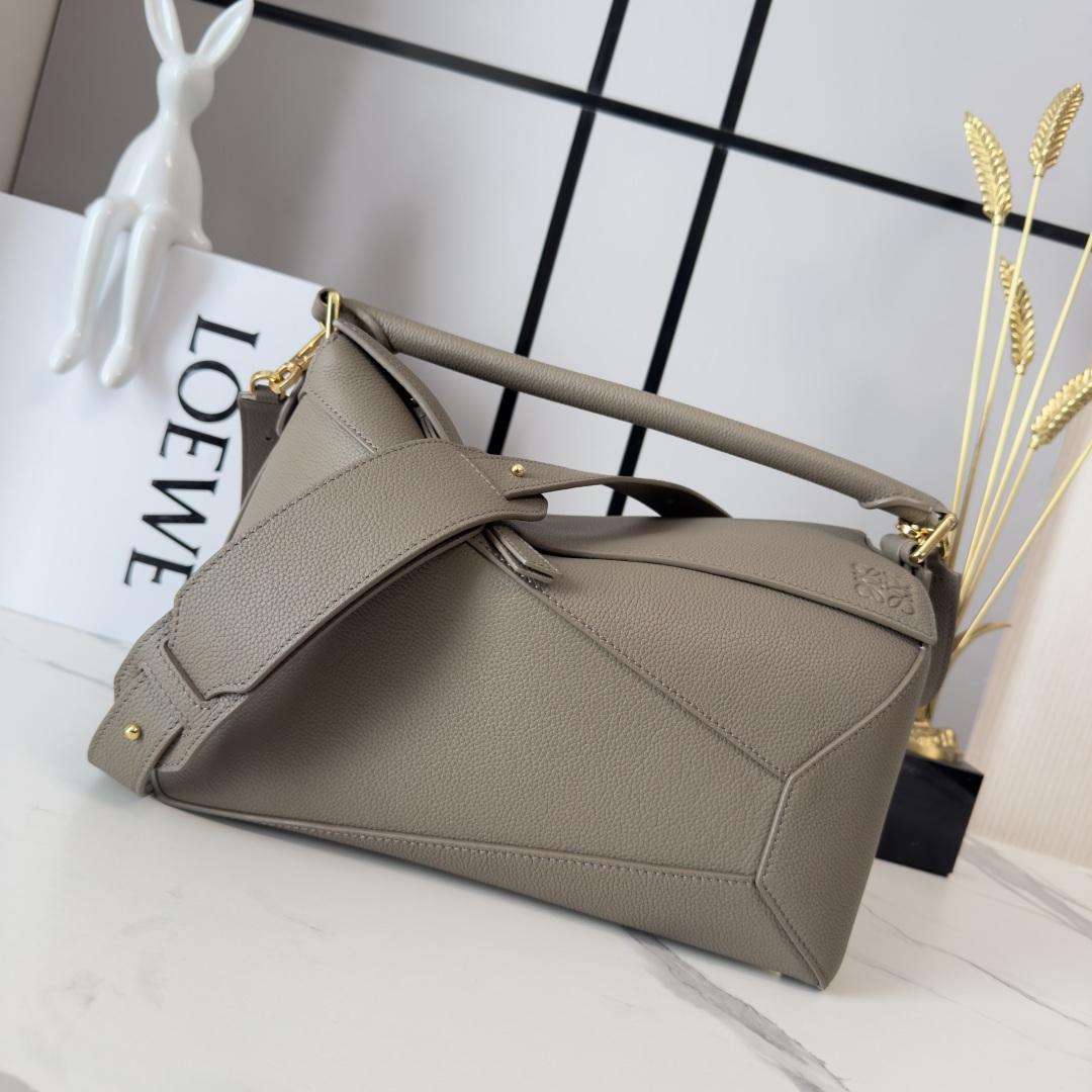 NO:618024,Lw Medium Puzzle Bag in Grained Cow Leather New Colors Debut handbag from LOEWE* The rectangular shape and precise cutting techniques create the unique geometric lines of the Puzzle* This version is made from soft grained cowhide with overlapping edges. The Medium Puzzle can hold, for example, a large wallet, a cell phone of all sizes or an A5 notebook. A water bottle and sunglasses case with a capacity of 0.5 liters.  .shoulder or cross-body carry*Hand or top handle carry*Shoulder straps are adjustable and removable*One internal slip pocket and one external rear zipper pocket*Cow leather zip puller*Herringbone cotton canvas lining*Ana size:062329 Model 29*19.5*14cm (comes with full package),New Puzzle Edge (medium),loewe,wallets,cowhide19860909Lw 中号粒面牛皮革Puzzle 手袋 新色 LOEWE推出的首次亮相手提包*长方体形状和精确的切割技术创造了 Puzzle 独特的几何线条*此版本采用柔软粒面牛皮革制成,饰有重叠边缘中号Puzzle可以容纳例如一只大号钱包,所有尺寸的手机或者一本A5笔记本 0.5升容量的 水瓶和太阳镜盒 .肩背或斜挎*手拿或顶部提手携带*肩带可调节,可拆卸*一个内部插袋和一个外部后方拉链口袋*牛皮革拉链头*人字纹棉质帆布衬里*Ana size:062329 型号29*19.5*14cm (配全套包装）,新款Puzzle Edge（中号）,loewe,wallets,cowhide,Bag