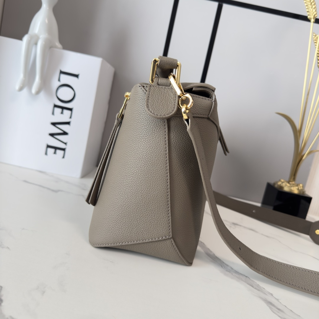 L⊚℮w℮🌟 🔥中号粒面牛皮革Puzzle 手袋🌟🆕新色LOEWE推出的首次亮相手提包*长方体形状和精确