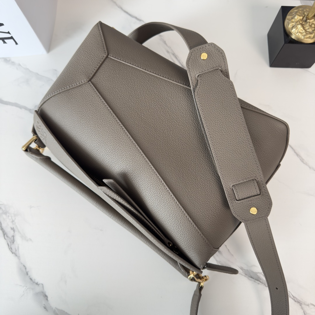 L⊚℮w℮🌟 🔥中号粒面牛皮革Puzzle 手袋🌟🆕新色LOEWE推出的首次亮相手提包*长方体形状和精确