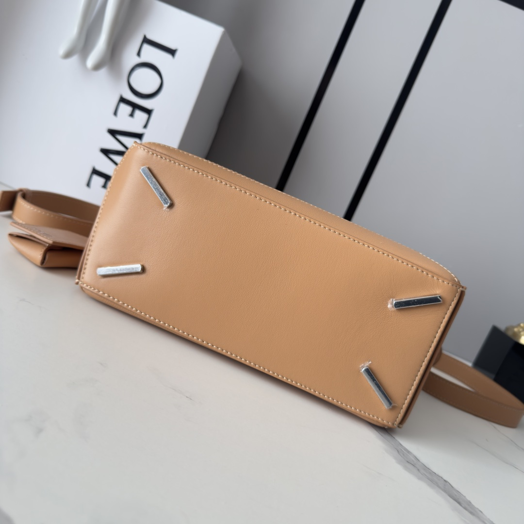 LO℮w℮🌟新款 小号纳帕羊皮革 Featherlight Puzzle 手袋 以别具一格的几何线条勾勒