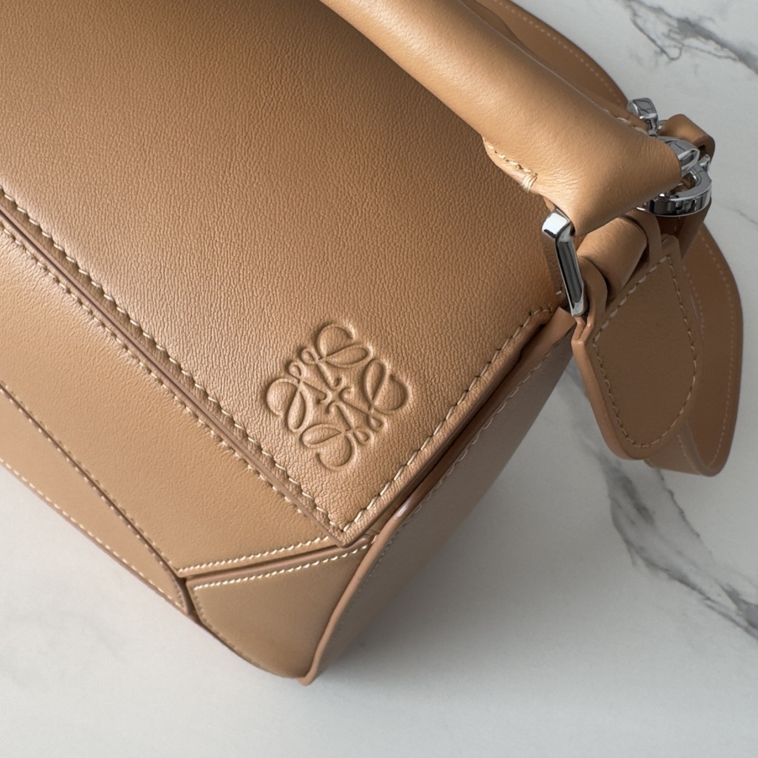 LO℮w℮🌟新款 小号纳帕羊皮革 Featherlight Puzzle 手袋 以别具一格的几何线条勾勒