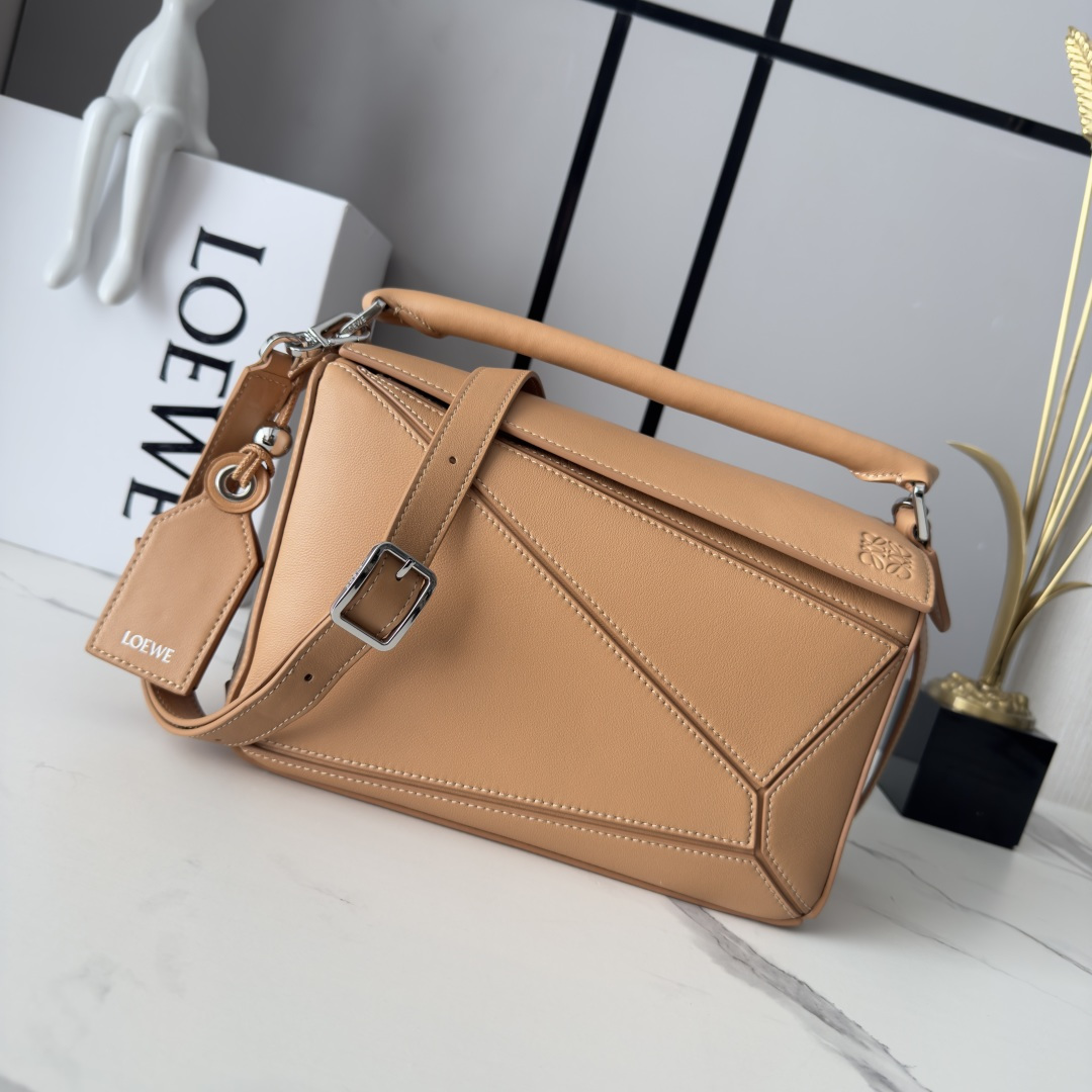 NO:618033,LOw's new small Nappa sheep leather Featherlight Puzzle handbag outlines a rectangular shape with unique geometric lines. The soft and lightweight Nappa leather injects a casual and lazy style into the handbag. It can be carried on the shoulder, cross-body or handheld. Detachable and adjustable shoulder strap, decorated with rotating buckle*zipper closure, hinged zipper puller. One external zippered back pocket, one internal slip pocket*removable LOE**WE  Hot stamping or silvering label, decorated with secret pockets and balloon dice* Rectangular metal feet Nappa sheep leather lining Anagram embossing, plaque engraved inside LOE**WE. size: 062502 Model 24*10.5*16.5cm (with full package), new geometric bag in sheepskin, loewe, sheepskin19860909LOw新款 小号纳帕羊皮革 Featherlight Puzzle 手袋 以别具一格的几何线条勾勒长方体造型.柔软轻盈的纳帕皮革为手袋注入随性慵懒的风格.可肩背、斜挎或手提 可拆卸可调节肩带,饰有旋转卡扣*拉链开合,铰接式拉链头 一个外部拉链后袋,一个内部插袋*可拆卸 LOE**WE 烫金或烫银标签,饰有隐秘口袋和气球骰子*长方形金属脚钉 纳帕羊皮革衬里 Anagram 压纹、饰牌内部镌刻 LOE**WE. size:062502 型号24*10.5*16.5cm（配全套包装）,羊皮新款几何包,loewe,sheepskin,Bag