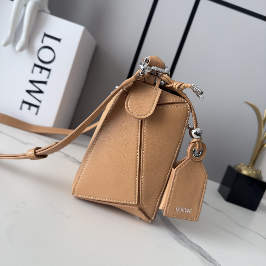 LO℮w℮🌟新款 小号纳帕羊皮革 Featherlight Puzzle 手袋 以别具一格的几何线条勾勒