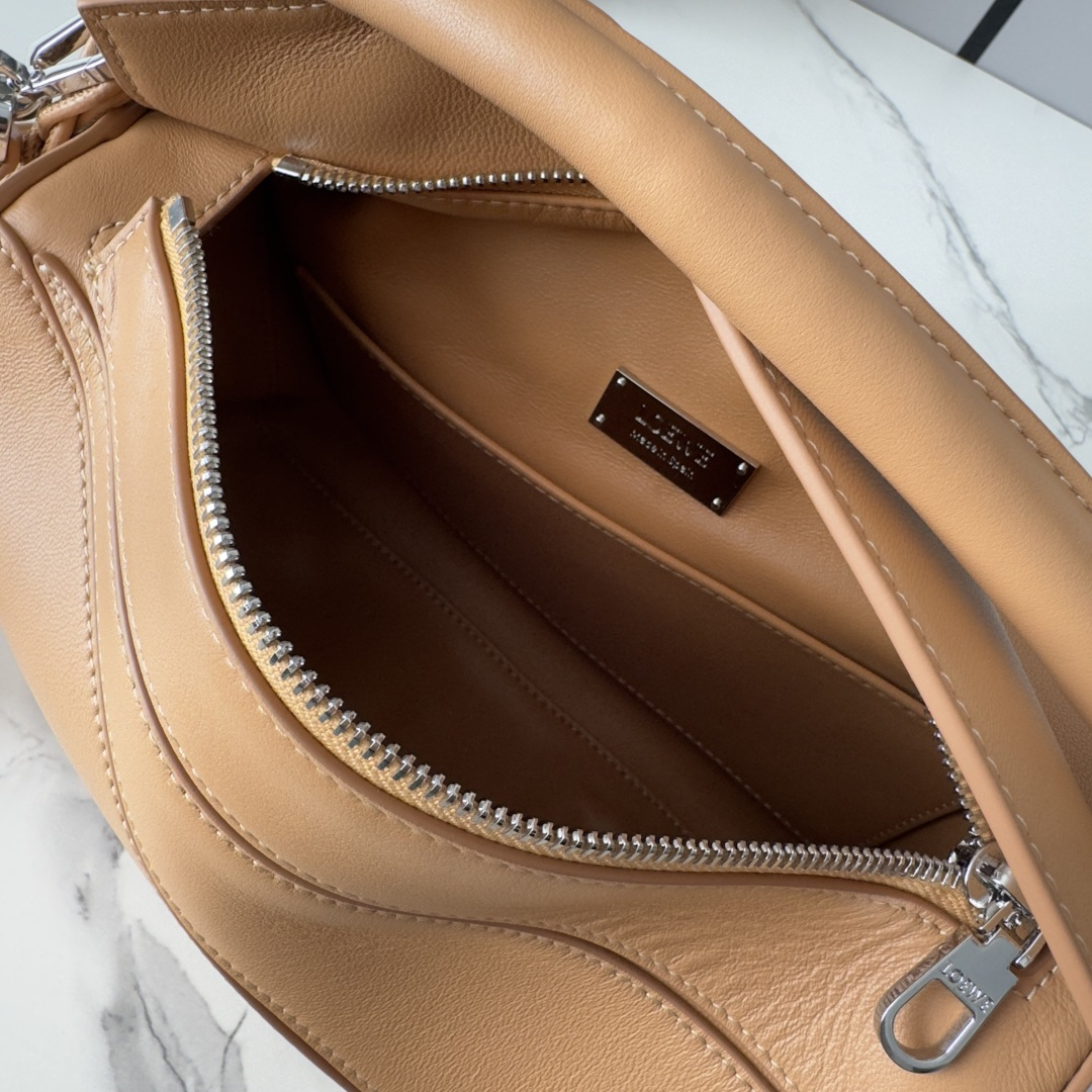 LO℮w℮🌟新款 小号纳帕羊皮革 Featherlight Puzzle 手袋 以别具一格的几何线条勾勒