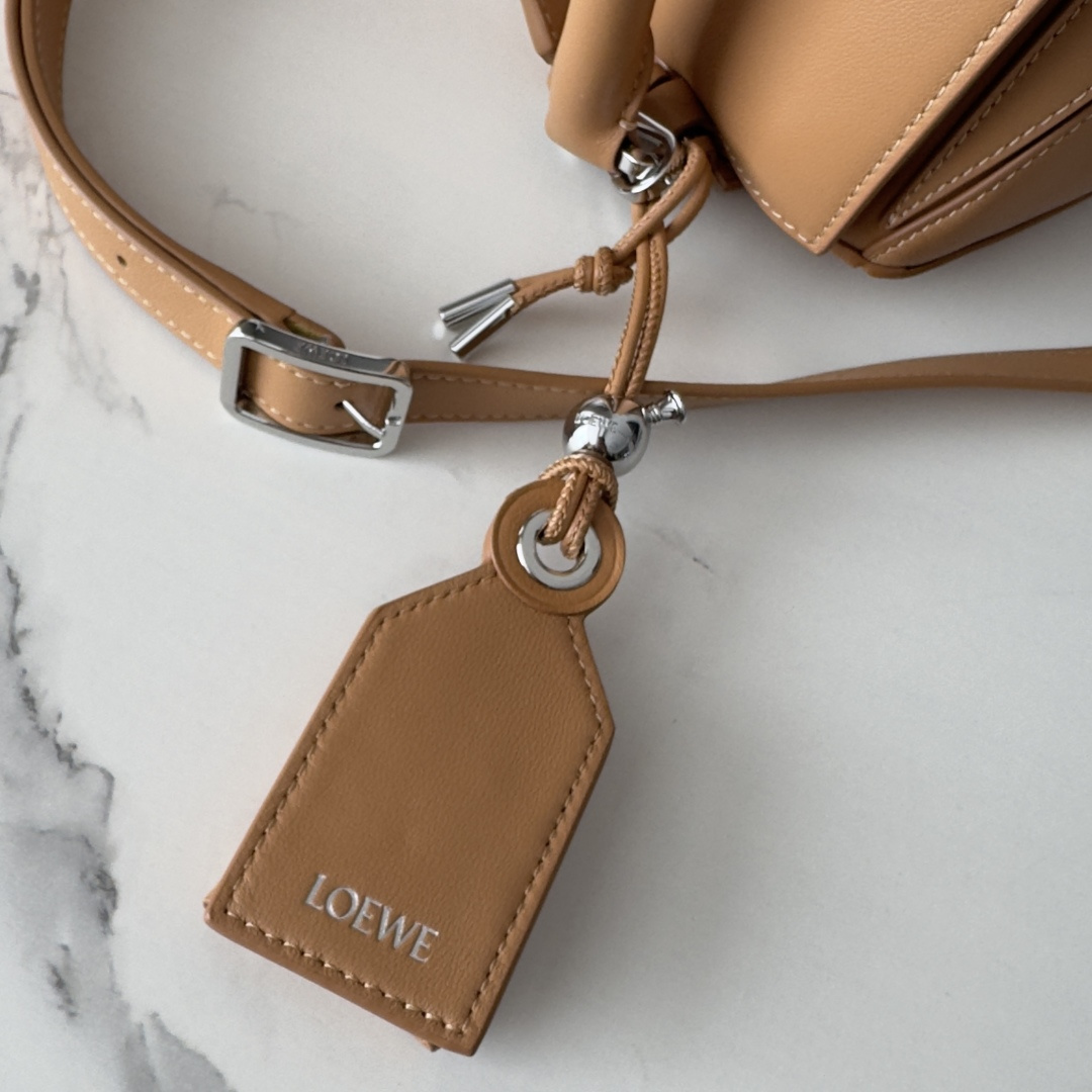 LO℮w℮🌟新款 小号纳帕羊皮革 Featherlight Puzzle 手袋 以别具一格的几何线条勾勒