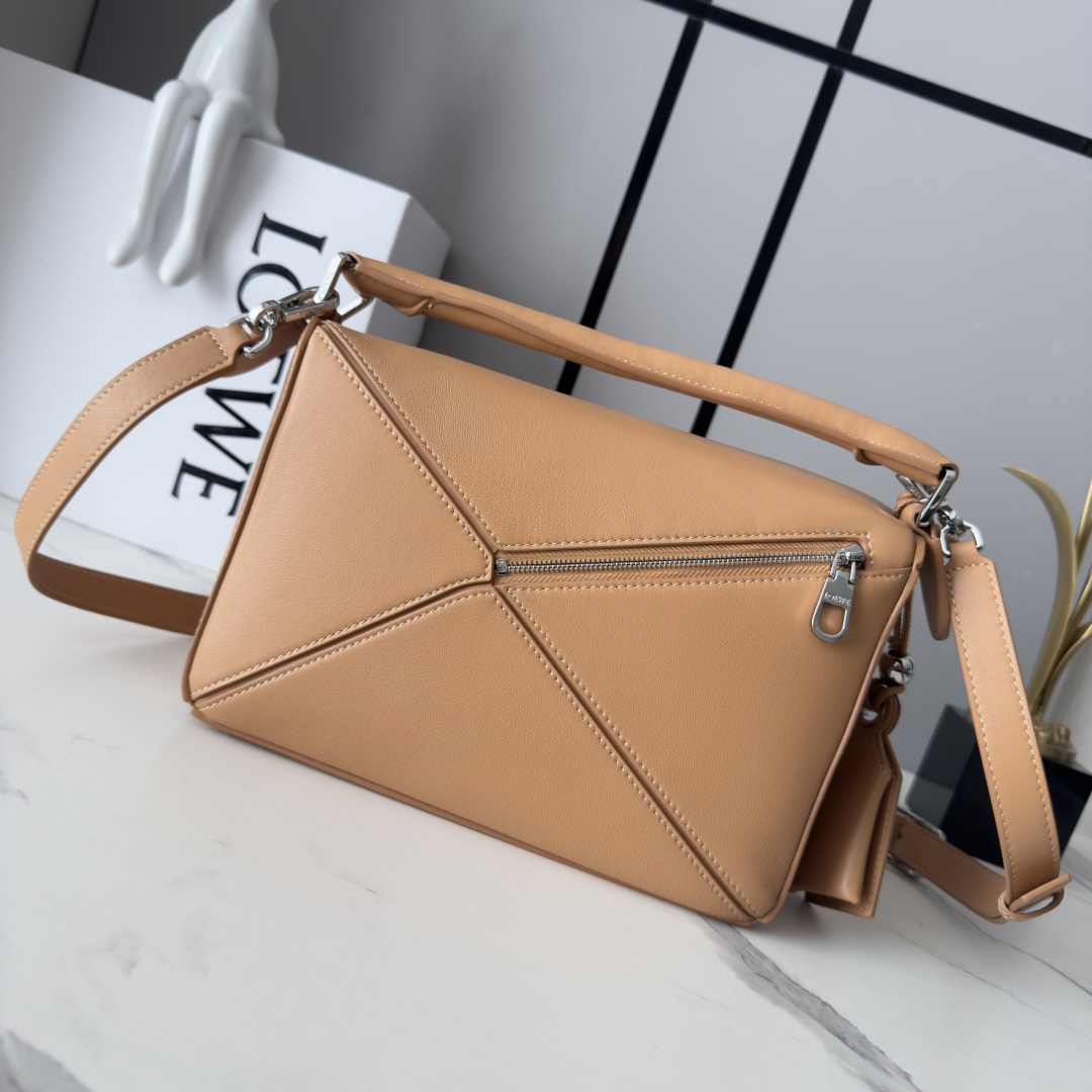 LO℮w℮🌟新款 小号纳帕羊皮革 Featherlight Puzzle 手袋 以别具一格的几何线条勾勒