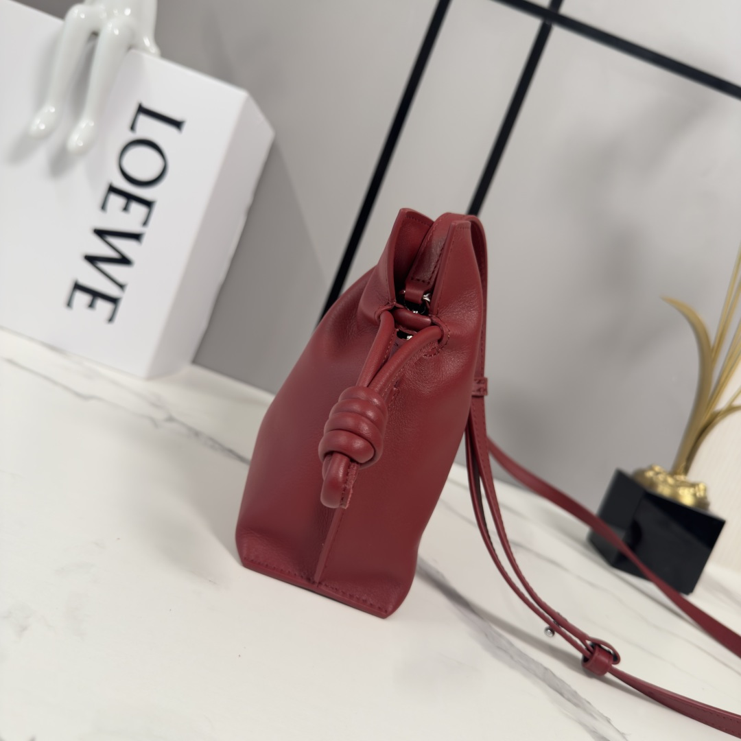 L⊚℮w℮🌟 新版本 纳帕牛皮革Flamenco 福袋🆕手拿包采用拉绳收紧 并打上标志性的盘绕结 选用优