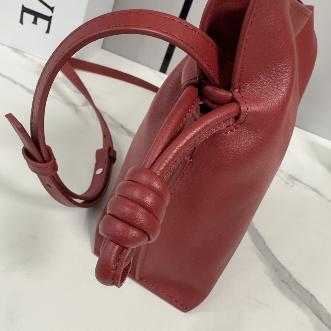 L⊚℮w℮🌟 新版本 纳帕牛皮革Flamenco 福袋🆕手拿包采用拉绳收紧 并打上标志性的盘绕结 选用优