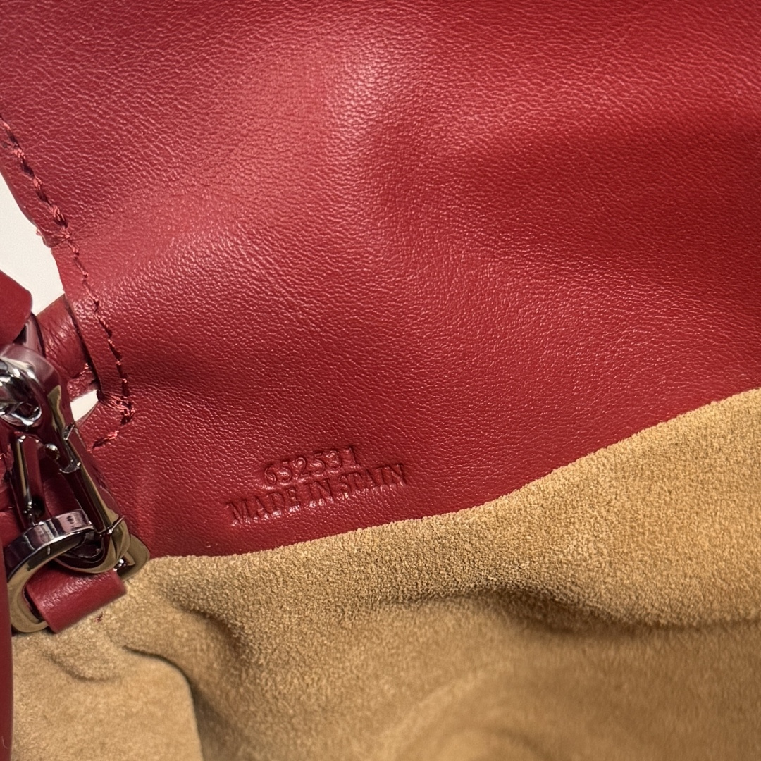 L⊚℮w℮🌟 新版本 纳帕牛皮革Flamenco 福袋🆕手拿包采用拉绳收紧 并打上标志性的盘绕结 选用优