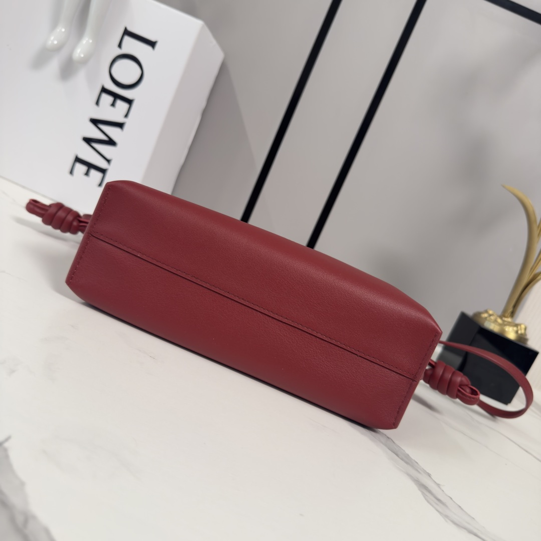 L⊚℮w℮🌟 新版本 纳帕牛皮革Flamenco 福袋🆕手拿包采用拉绳收紧 并打上标志性的盘绕结 选用优