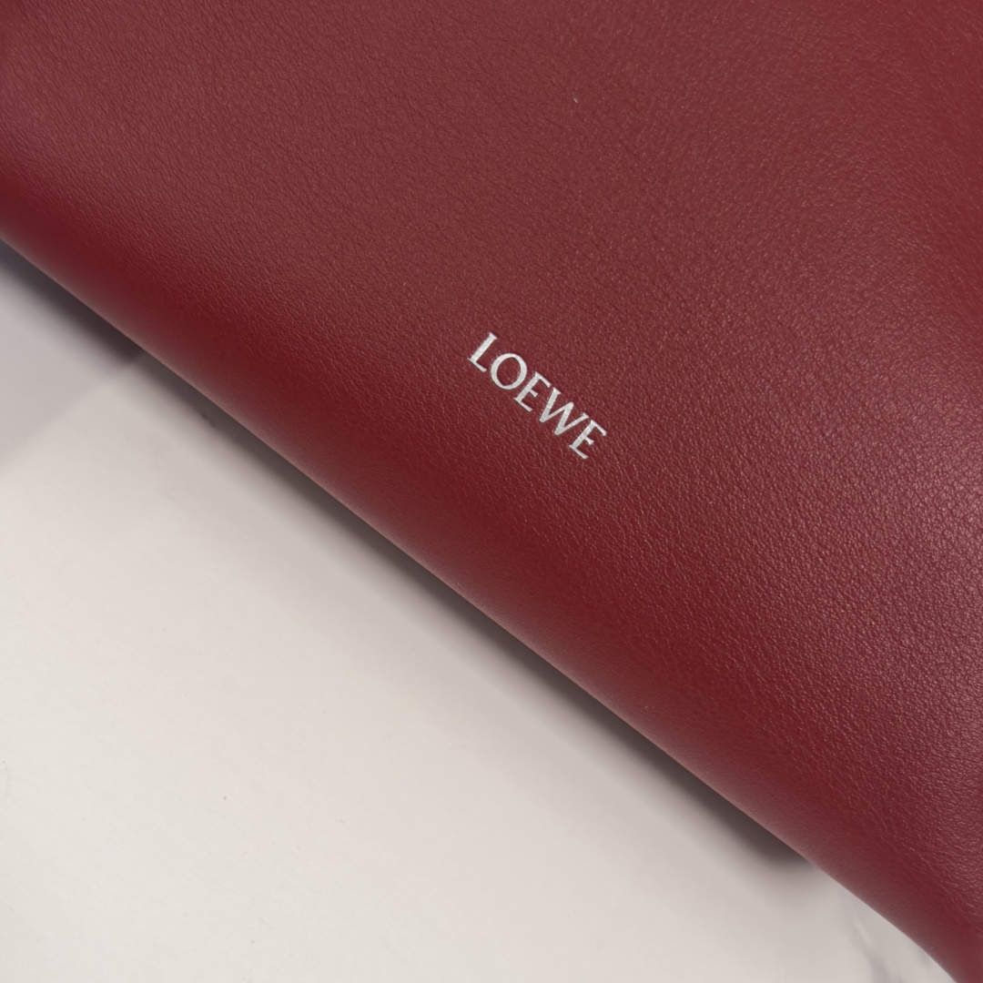 L⊚℮w℮🌟 新版本 纳帕牛皮革Flamenco 福袋🆕手拿包采用拉绳收紧 并打上标志性的盘绕结 选用优