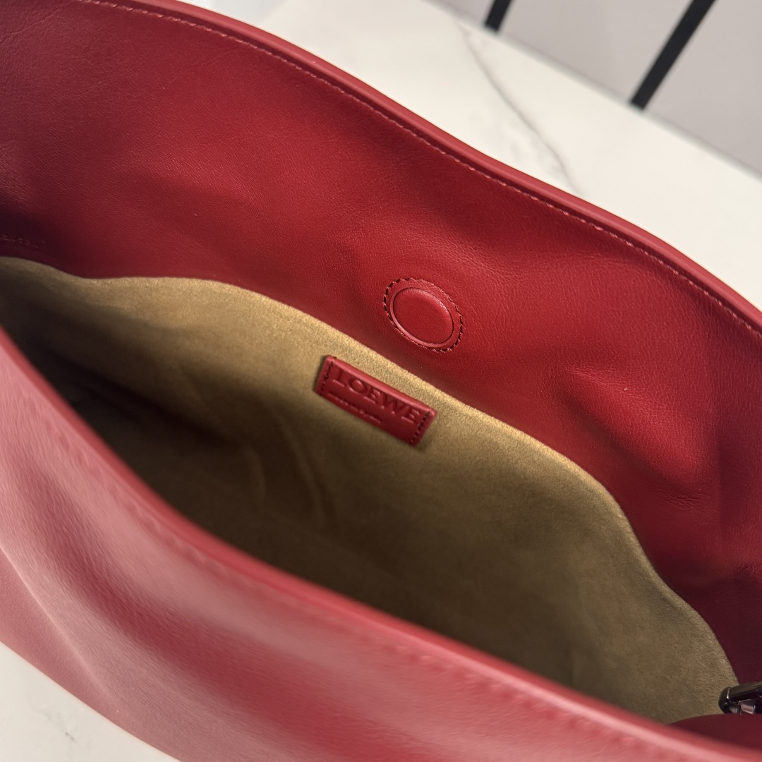 L⊚℮w℮🌟 新版本 纳帕牛皮革Flamenco 福袋🆕手拿包采用拉绳收紧 并打上标志性的盘绕结 选用优