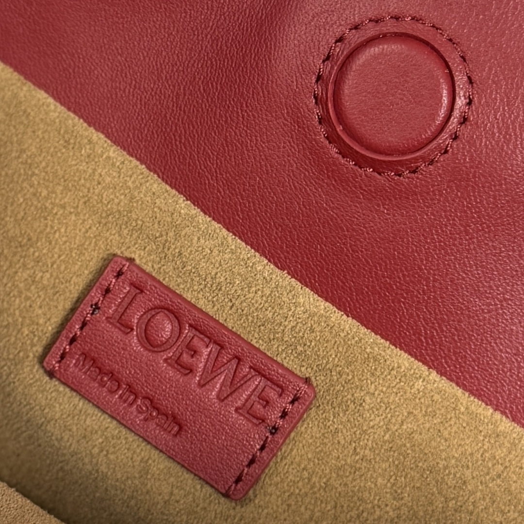 L⊚℮w℮🌟 新版本 纳帕牛皮革Flamenco 福袋🆕手拿包采用拉绳收紧 并打上标志性的盘绕结 选用优