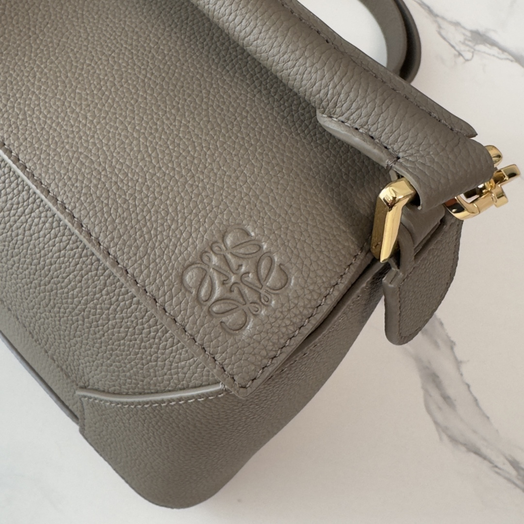 L⊚℮w℮🌟新版本🆕 小号柔软粒面牛皮革Puzzle Edge手袋𝑳家🆕推出的首次亮相手提包*长方体形状