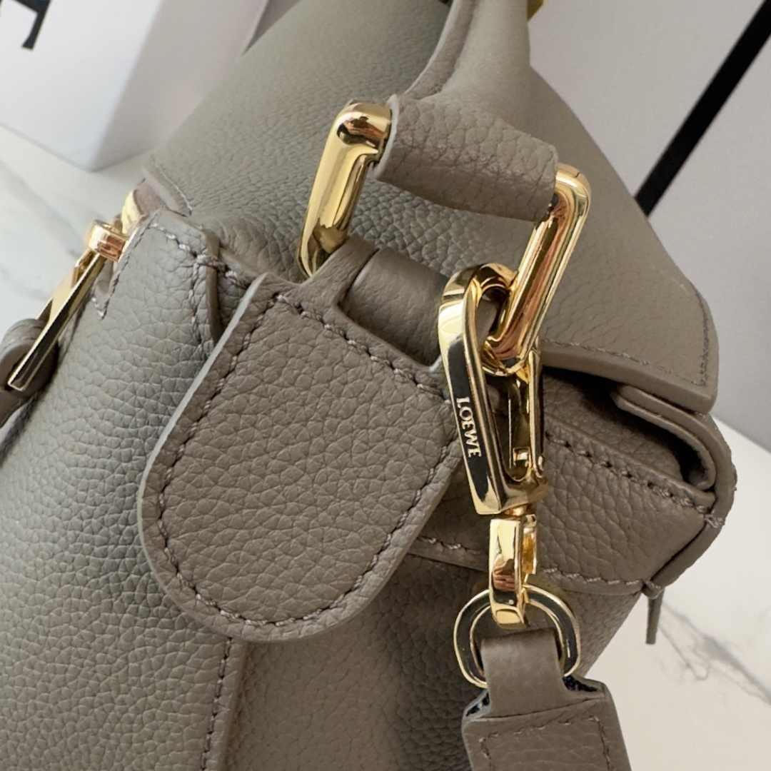 L⊚℮w℮🌟新版本🆕 小号柔软粒面牛皮革Puzzle Edge手袋𝑳家🆕推出的首次亮相手提包*长方体形状