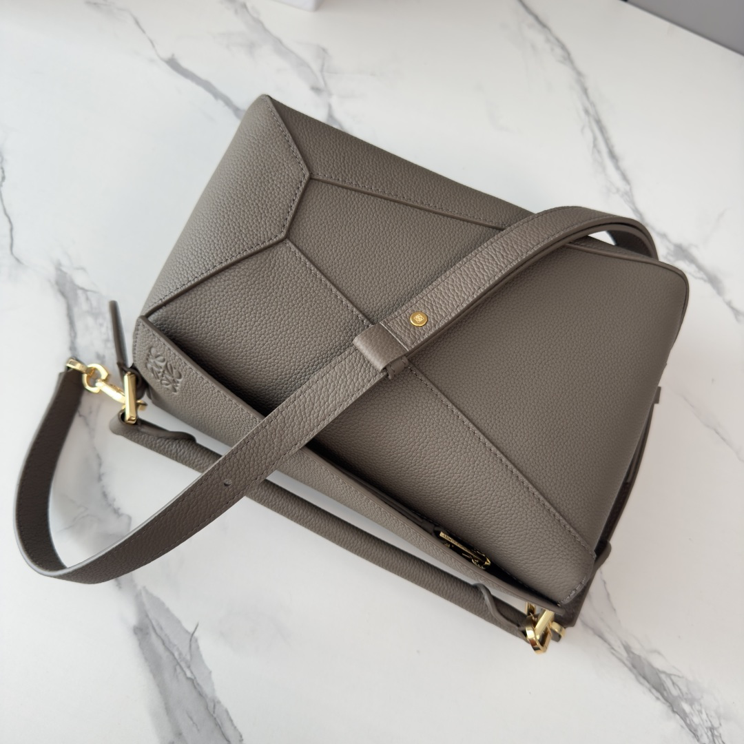 L⊚℮w℮🌟新版本🆕 小号柔软粒面牛皮革Puzzle Edge手袋𝑳家🆕推出的首次亮相手提包*长方体形状