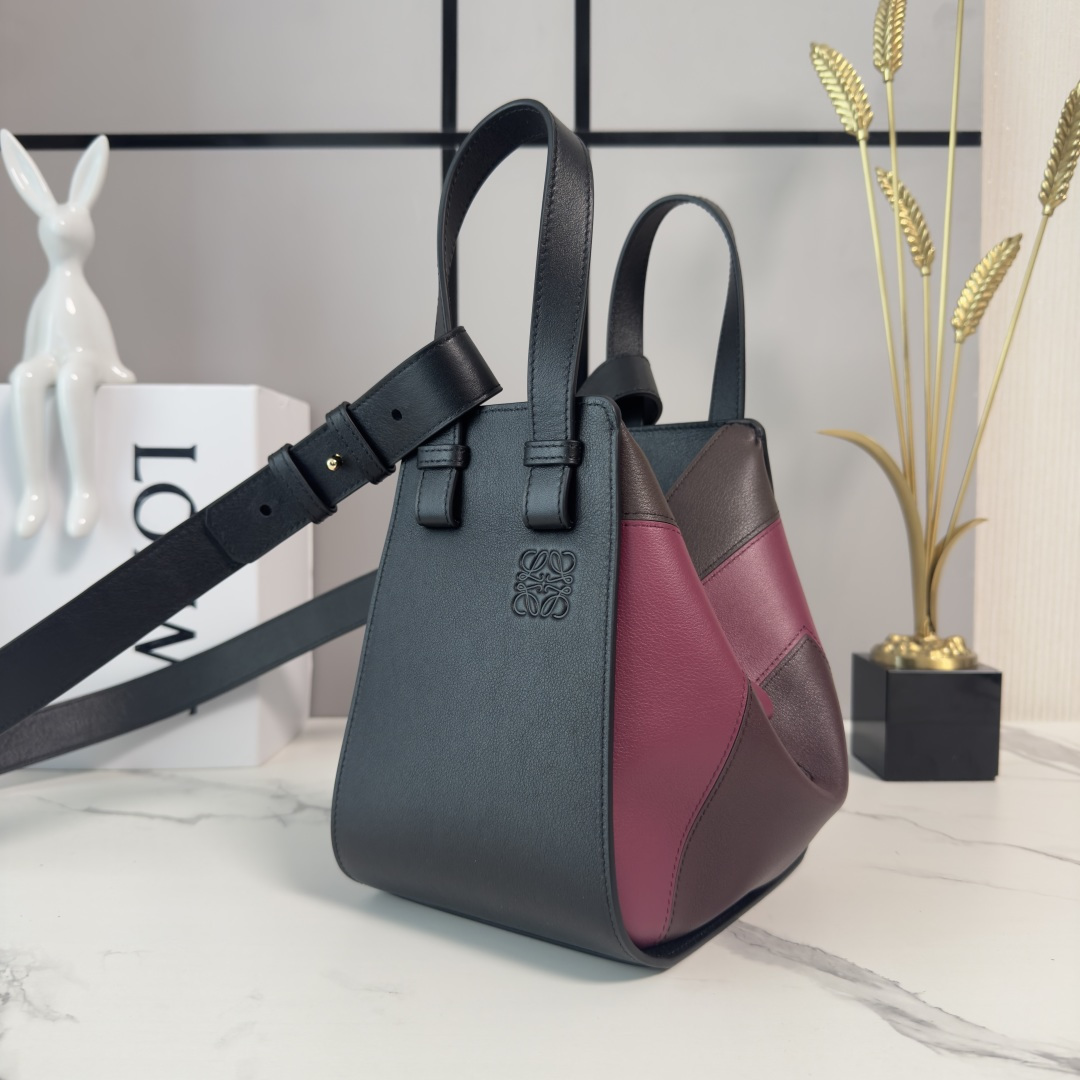 NO:618122,Lw's new latest color Hammock handbag (new size) Hammock bag is a versatile handbag with soft side body that can be released to change shape * This version is made of classic cow leather * Shoulder, cross-body, hand or carry by top handle * Detachable adjustable shoulder strap * Internal hook closure * Two internal slip pockets * Can be customized with shoulder straps and personalized charms * One external zippered pocket * Lined with Anagram herringbone cotton sail.  size19.5*14.5*20.8 model 652552 (with complete package), new model (hammock bag) compact Hammock    ,cowhide19860909Lw新款最新配色Hammock手袋（新尺寸）吊床包 是一款带有柔软侧面包身的多功能手袋,可释放侧面来改变形状*这个版本采用经典牛皮革制成*肩背、斜挎、手拎或通过顶部提手携带* 可拆卸 可调节肩带* 内部钩扣封口 *两个内部插袋*可以使用肩带和个性化挂饰进行定制 *一个外部拉链口袋 *带有Anagram人字纹棉帆里衬. size19.5*14.5*20.8 型号652552（配全套包装）,新款（吊床包）紧凑Hammock    ,c,Bag