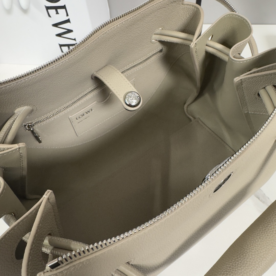 罗家🌟新款🆕中号柔软颗粒牛皮革 Madrid 手袋Madrid 具有柔软的结构感梯形造型，采用角撑设计，