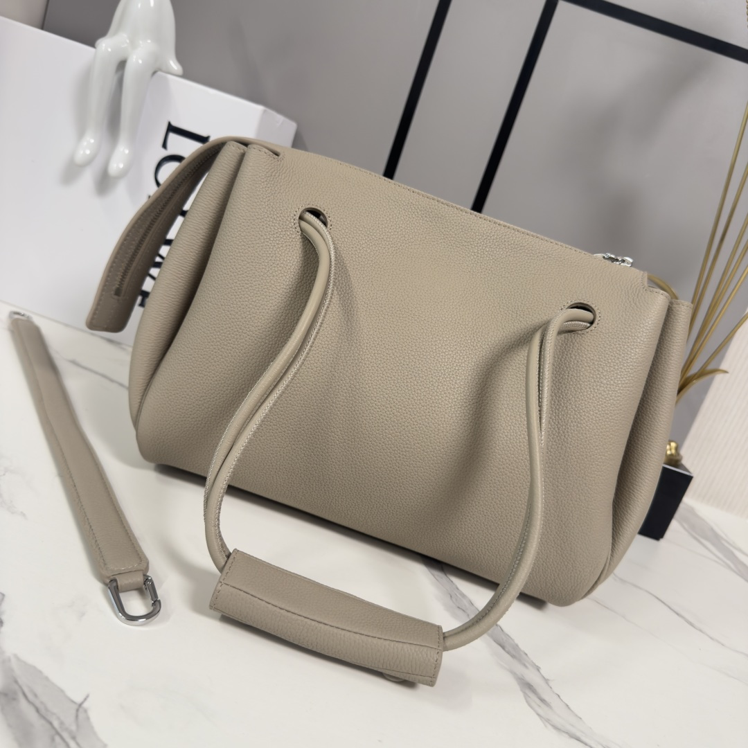 罗家🌟新款🆕中号柔软颗粒牛皮革 Madrid 手袋Madrid 具有柔软的结构感梯形造型，采用角撑设计，