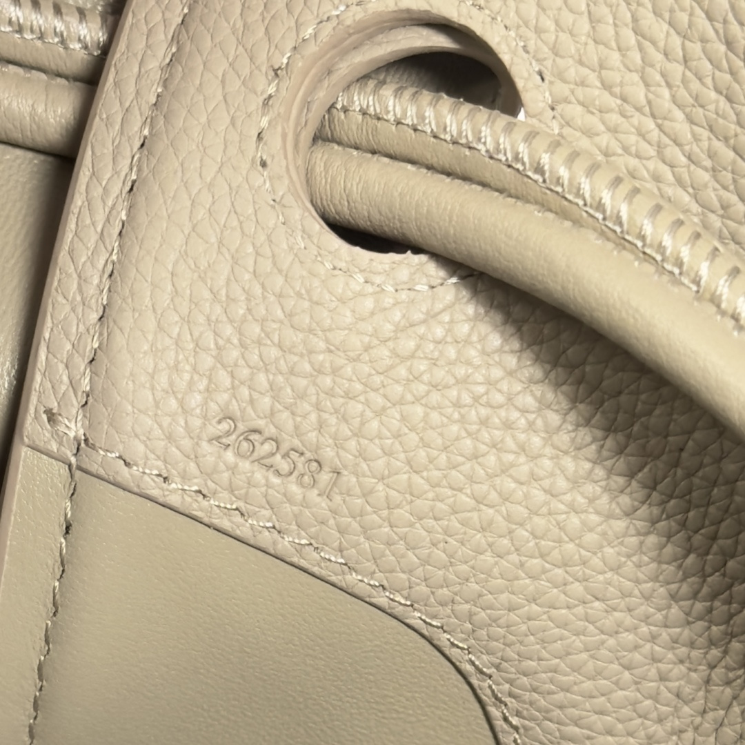 罗家🌟新款🆕中号柔软颗粒牛皮革 Madrid 手袋Madrid 具有柔软的结构感梯形造型，采用角撑设计，