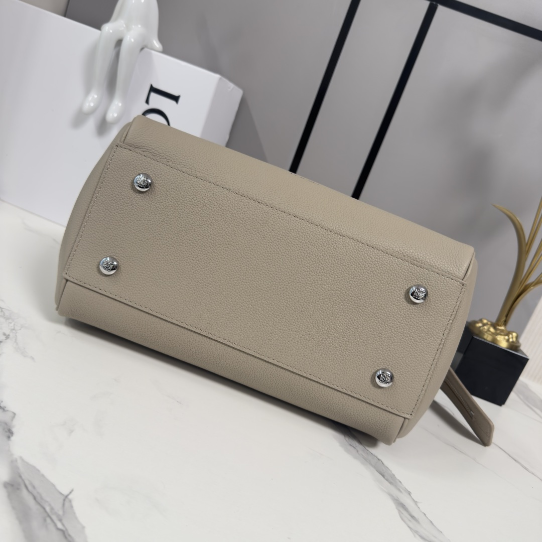 罗家🌟新款🆕中号柔软颗粒牛皮革 Madrid 手袋Madrid 具有柔软的结构感梯形造型，采用角撑设计，