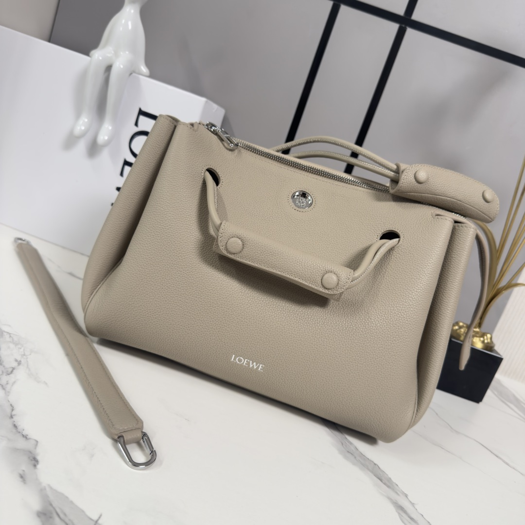 NO:618140,Luo's new medium Madrid bag in soft grained calfskin. The Madrid bag has a soft, structured trapezoidal shape, gusseted design, adjustable handles and Pebble magnetic closure. This medium version is made of soft calfskin. Can be worn on the shoulder, crossbody or by hand* Adjustable shoulder strap with leather extension Anagram Pebble magnetic closure, zipper closure One zipped interior pocket, one interior card slot Anagram Pebble metal feet Nappa leather lining.  size:28.5*11*23CM model 052451,Madrid handbag,loewe,cowhide,sheepskin19860909罗家新款中号柔软颗粒牛皮革 Madrid 手袋 Madrid 具有柔软的结构感梯形造型,采用角撑设计,搭配可调节提手和 Pebble 磁扣.此中号版本采用柔软牛皮革制成. 可肩背、斜挎或手提*可调节肩带,搭配皮革延长带Anagram Pebble 磁扣开合,拉链开合 一个拉链内袋,一个内部卡位 Anagram Pebble 金属脚钉 纳帕羊皮革衬里. size:28.5*11*23CM 型号052451,Madrid 手袋,loewe,cowhide,sheepskin,Bag