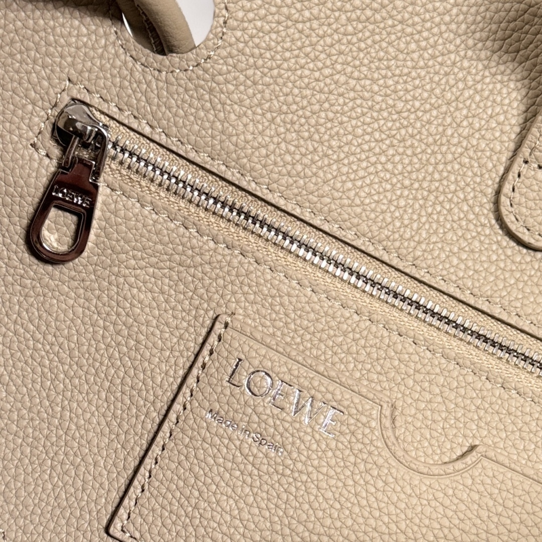 罗家🌟新款🆕中号柔软颗粒牛皮革 Madrid 手袋Madrid 具有柔软的结构感梯形造型，采用角撑设计，